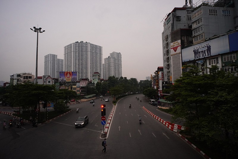 Ha Noi troi toi sam, pho phuong vang lang trong ngay dau nghi le