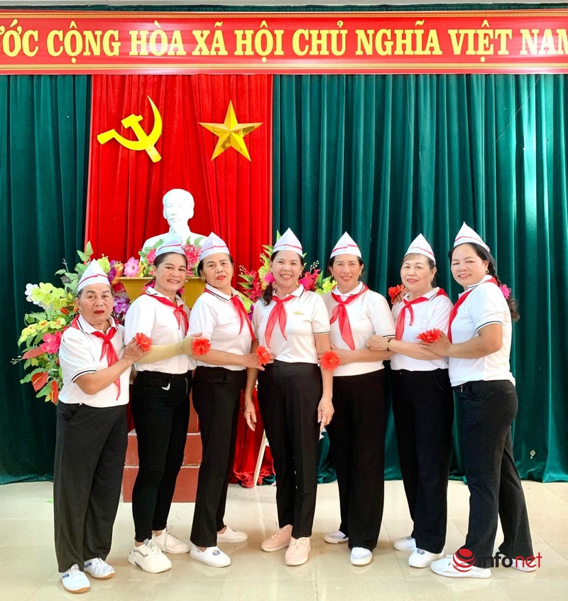 Xom lang ‘vui nhu Tet’ vi man hoa than nu sinh cua cac cu U70-Hinh-5