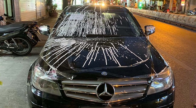 Ha Noi: Xac minh xe Mercedes bi dan bang dinh, tat bot nhem nhuoc