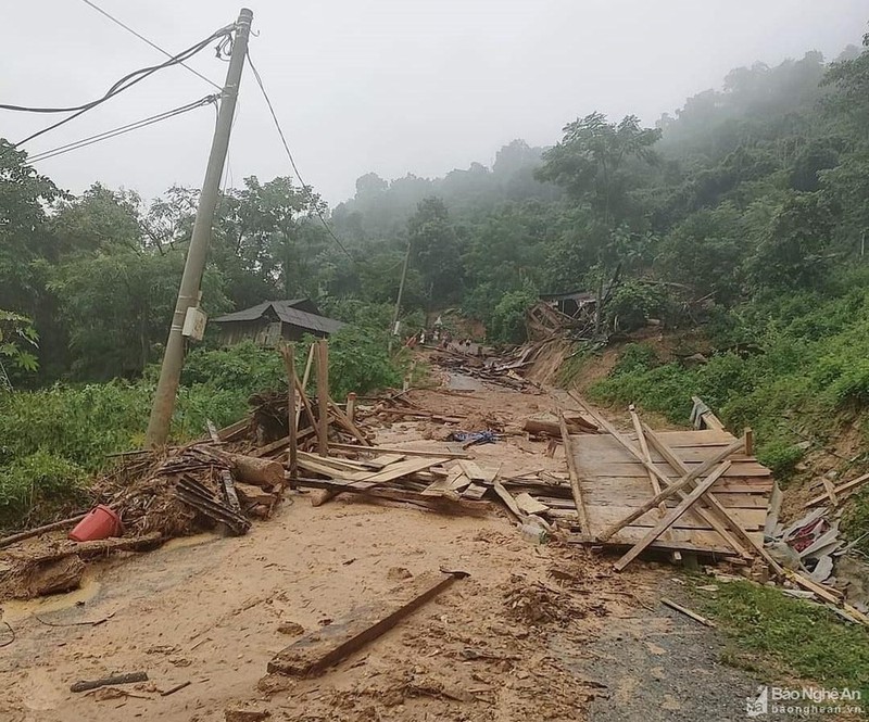 Mua lu can quet Nghe An, nhieu nha cua bi cuon troi, sap do-Hinh-8