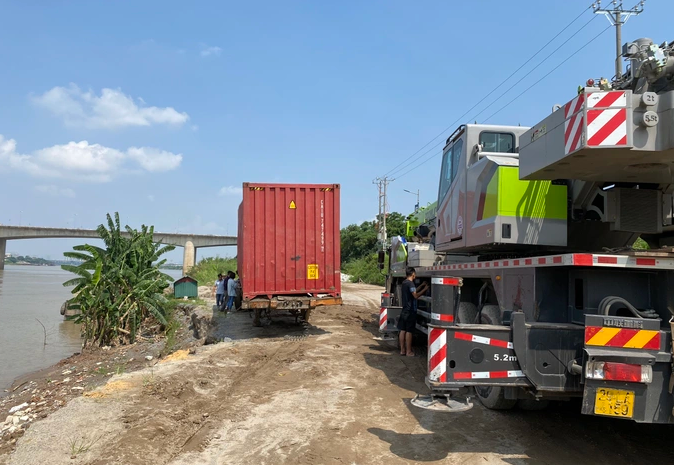 Container lao xuong song Hong: Xe vo chu, quy trach nhiem the nao?