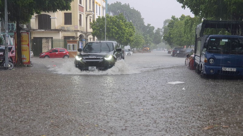 Ha Noi: Mua lon khien nhieu tuyen pho ngap, cay do de o to-Hinh-3