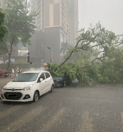 Ha Noi: Mua lon khien nhieu tuyen pho ngap, cay do de o to-Hinh-9