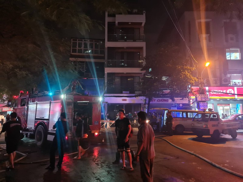 Ha Noi: Chay 3 nha lien ke, cot khoi boc cao hang tram met-Hinh-3