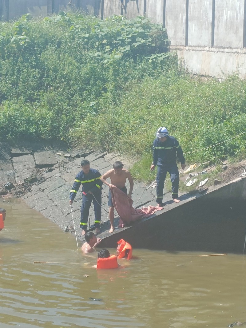 Ha Noi: Phat hien thi the nam gioi cung chiec xe may duoi cong-Hinh-5