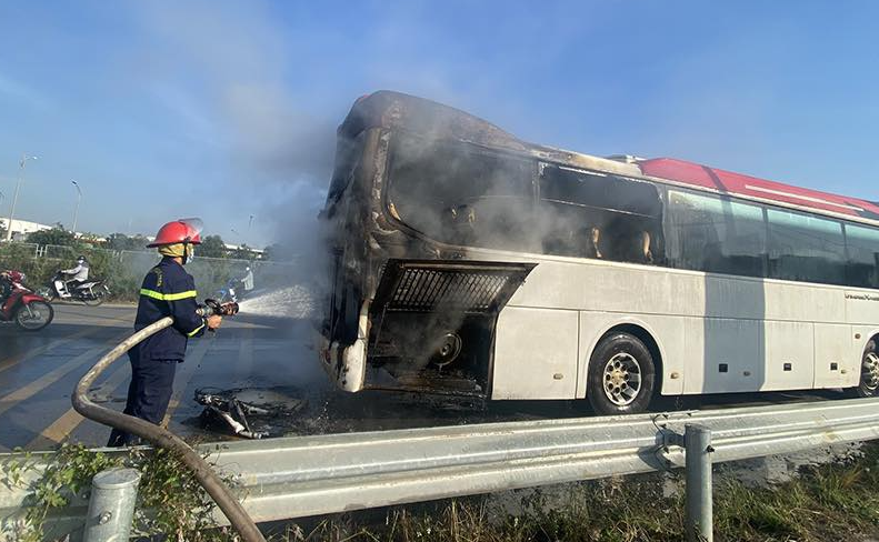 Xe cho 40 cong nhan boc chay tren duong gom cao toc Bac Giang