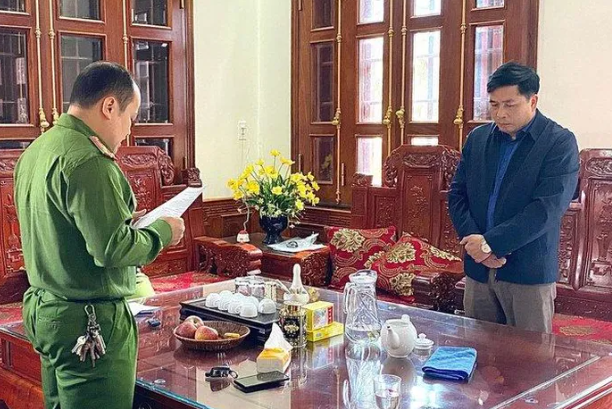 Nguyen nhan Pho Giam doc So LD-TB&XH Cao Bang bi khoi to