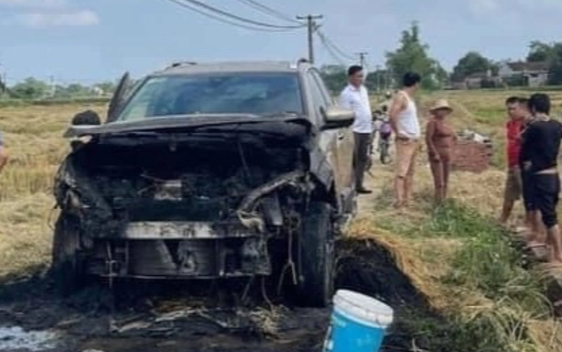 Thai Nguyen: Xe Peugeot 3008 boc chay khi chay qua con duong toan rom