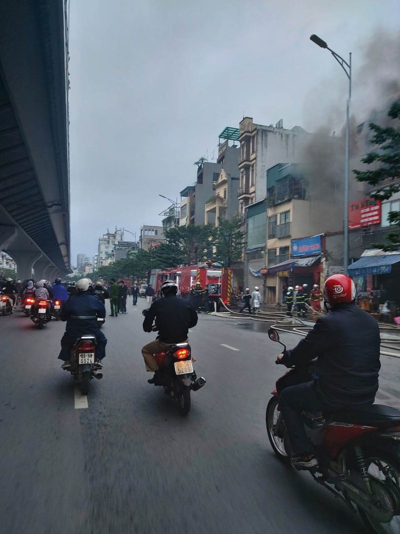 Ha Noi: Chay lon can nha mat duong, nhieu nguoi dan hoang loan-Hinh-2