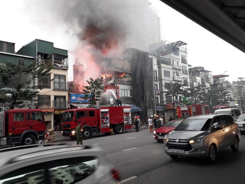 Ha Noi: Chay lon can nha mat duong, nhieu nguoi dan hoang loan-Hinh-4