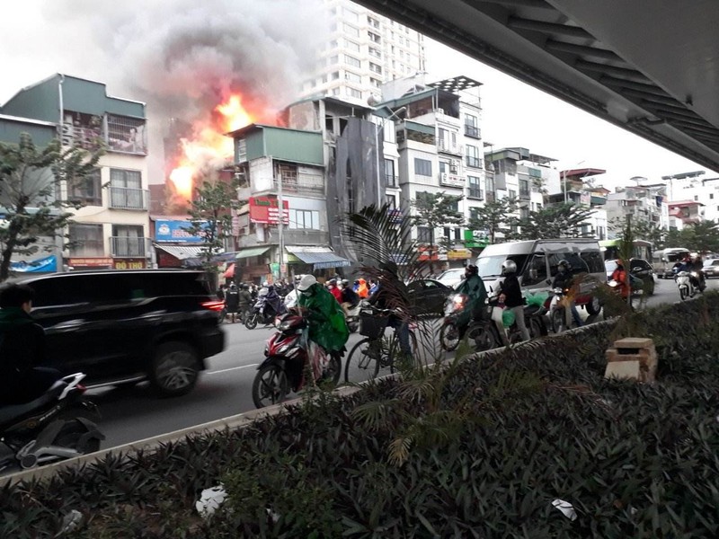 Ha Noi: Chay lon can nha mat duong, nhieu nguoi dan hoang loan-Hinh-5