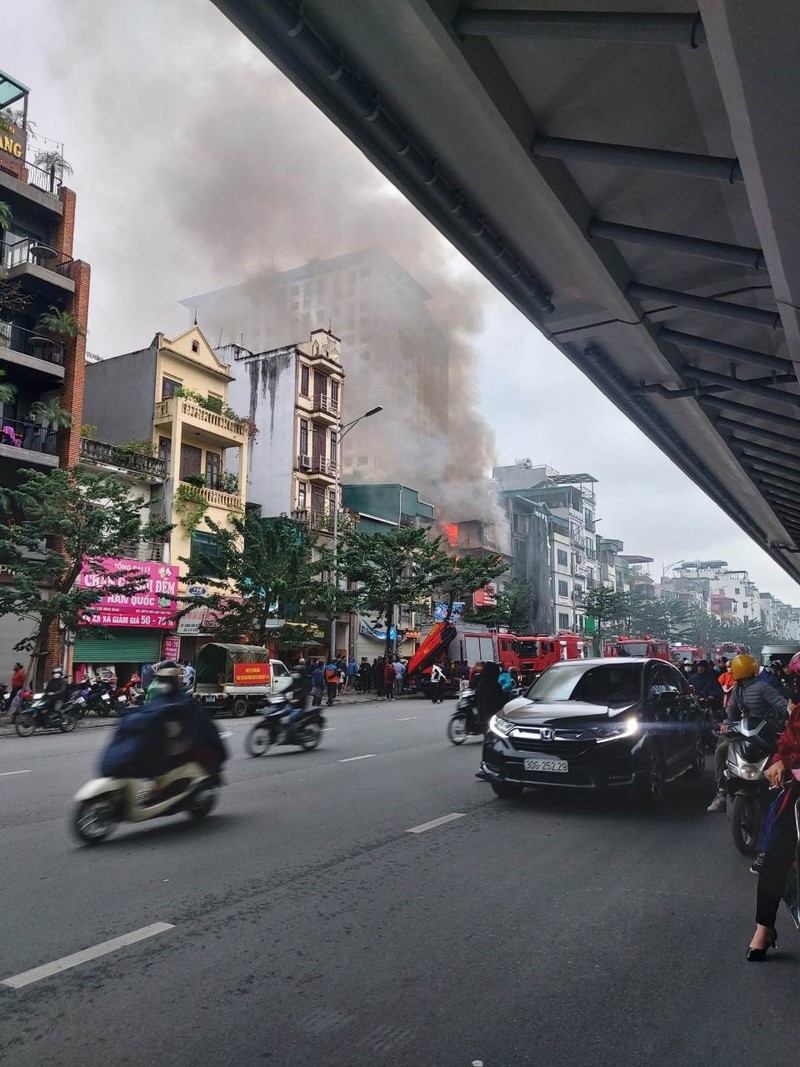 Ha Noi: Chay lon can nha mat duong, nhieu nguoi dan hoang loan-Hinh-6