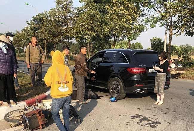 Va cham voi xe Mercedes, nguoi phu nu tu vong o Ha Noi