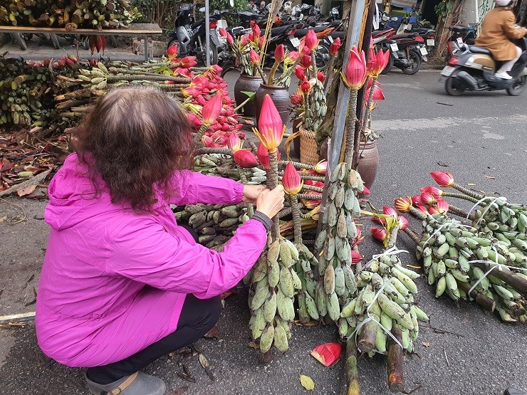 Ruc ro hoa chuoi rung xuong pho gia 50.000 dong/bong-Hinh-6