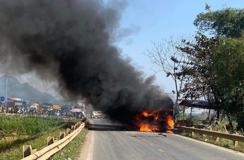 Hoa Binh: Xe khach bat ngo boc chay du doi tren duong Ho Chi Minh