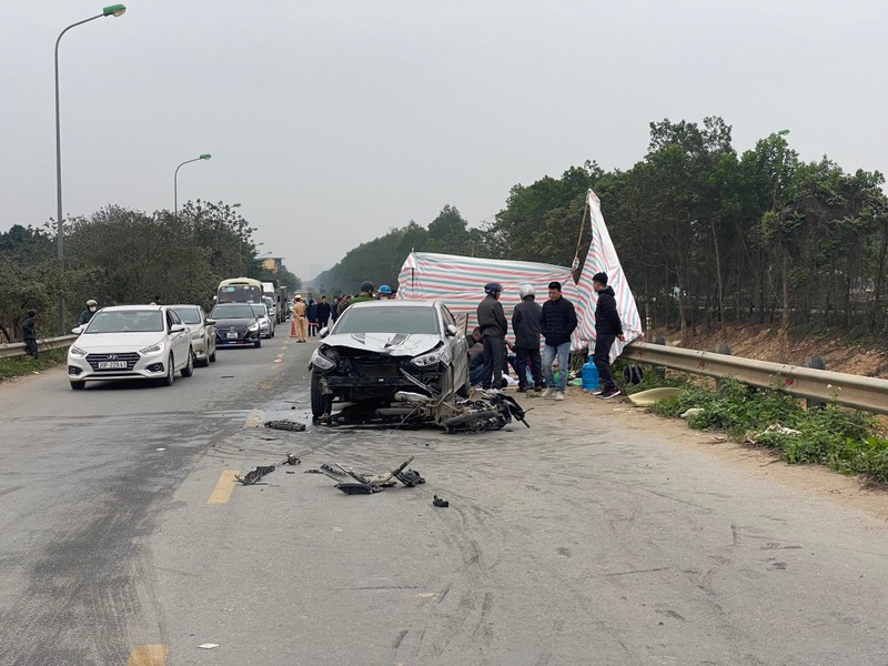 Ha Noi: O to va cham voi 2 xe may, 1 nguoi tu vong