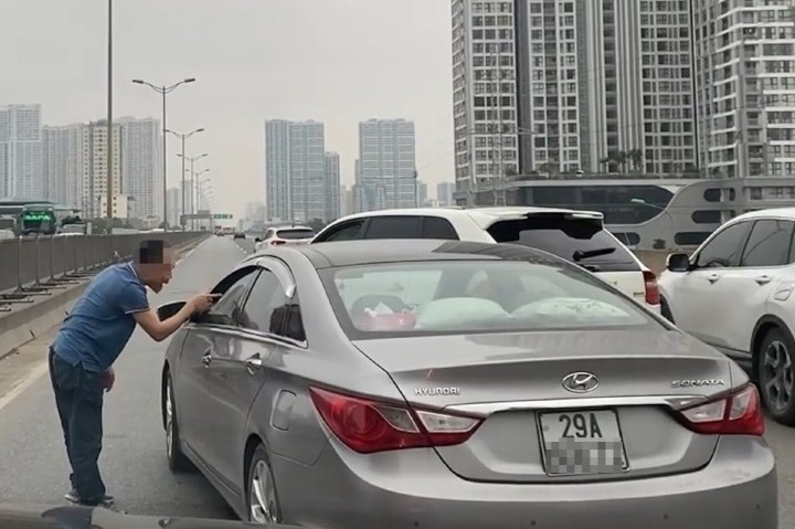 Ha Noi: Xu phat tai xe Porsche chan dau, nho nuoc bot vao xe Hyundai