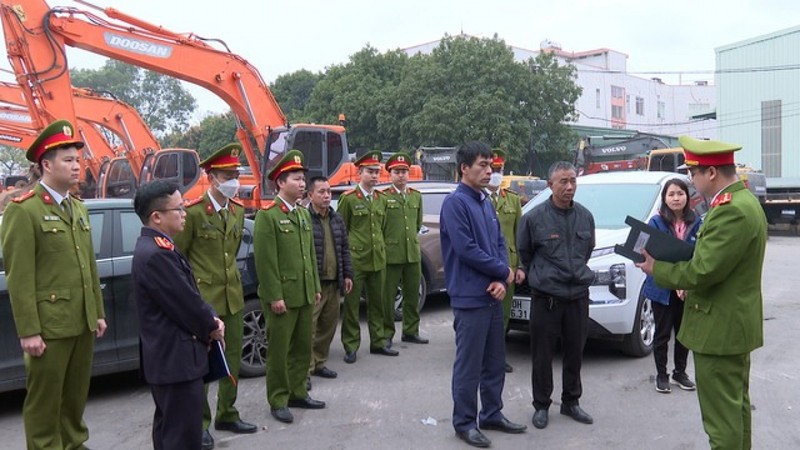 Ha Noi: Bat tam giam lanh dao Trung tam Dang kiem 29-07D