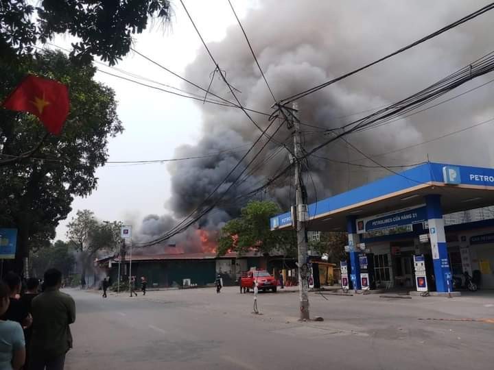 Ha Noi: Chay nha kho rong hang tram met vuong canh cay xang