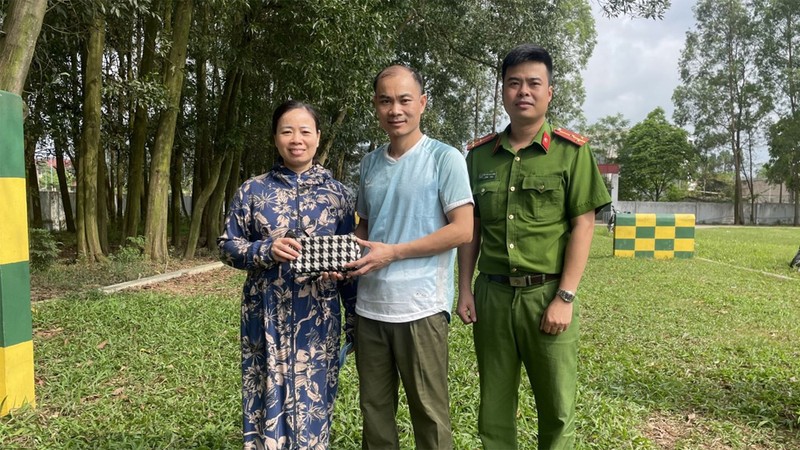 Bac Giang: Dai uy cong an tra lai tai san cho nguoi danh roi