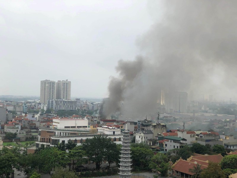 Ha Noi: Xuong go chay du doi, cot khoi boc cao hang tram met-Hinh-2