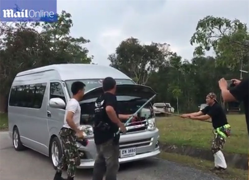 Tom gon ran ho mang hon 3,5m trong cop xe o Thai Lan-Hinh-3