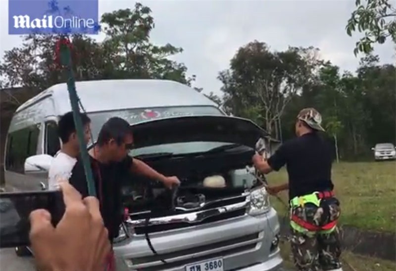 Tom gon ran ho mang hon 3,5m trong cop xe o Thai Lan-Hinh-5