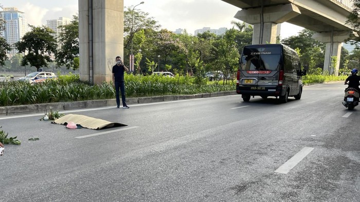 Ha Noi: Di bo sang duong, mot phu nu bi o to tong tu vong