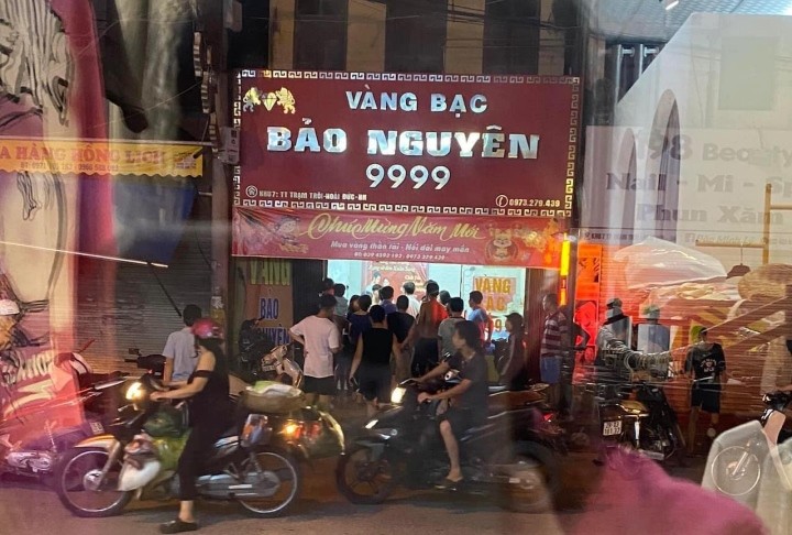 Kho khan ve tien bac, nam thanh nien di cuop tiem vang o Ha Noi