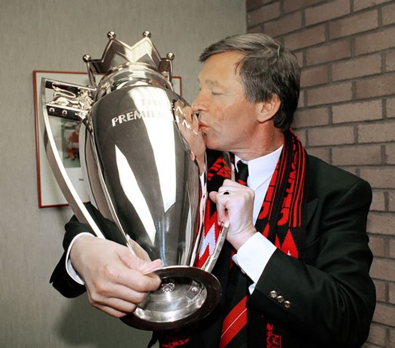 Cup vo dich Premier League dau tien cua Sir Alex Ferguson va MU