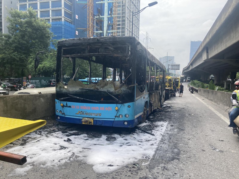 Ha Noi: Xe buyt chay tro khung tai duong dan len Vanh dai 3 tren cao