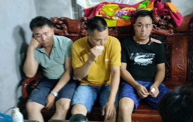 Khoi to vu an, tuoc danh hieu CAND 3 can bo ban de cua dan