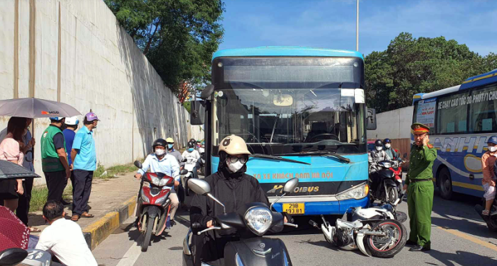 Ha Noi: Xe buyt va cham xe may, nguoi phu nu bi thuong nang