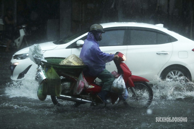 Mua lon trut xuong hang gio, nhieu tuyen pho Ha Noi ngap nang-Hinh-6