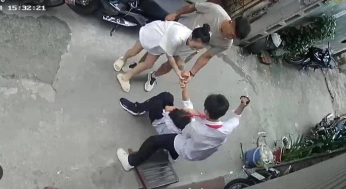 Ha Noi: Nguyen nhan vu nam sinh lop 8 bi danh hoi dong da man