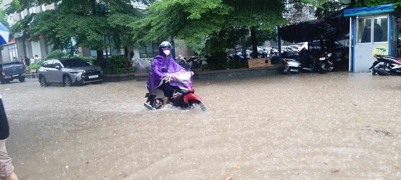 Nhieu tuyen pho Ha Noi bi ngap sau trong con mua lon keo dai-Hinh-2