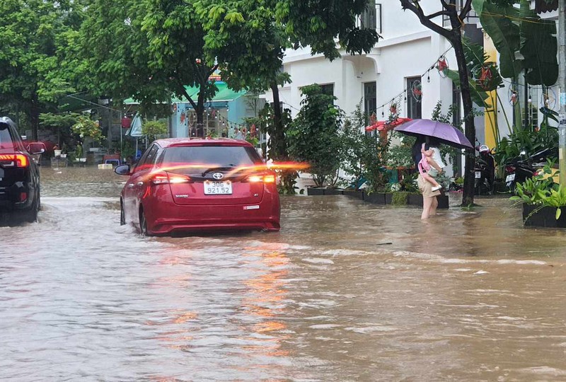 Nhieu tuyen pho Ha Noi bi ngap sau trong con mua lon keo dai-Hinh-5