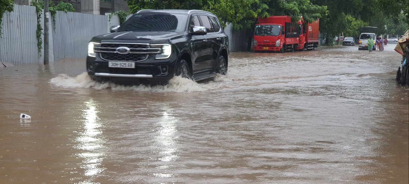 Nhieu tuyen pho Ha Noi bi ngap sau trong con mua lon keo dai-Hinh-9