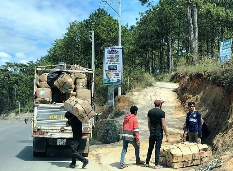 Xe tai lon cho hoa Da Lat gap kho khi vao cho Dam Sen