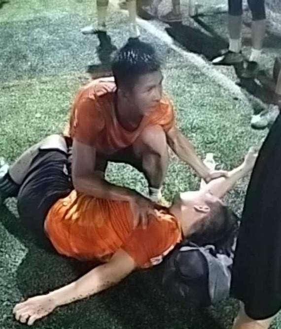 Mau thuan o san bong va loat vu hon chien kinh hoang-Hinh-2