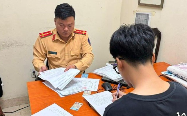 Ha Noi: Nam sinh di xe may cho ban gai theo tu the 