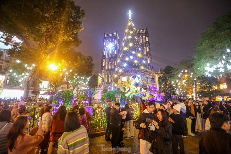 Nguoi Ha Noi do ra duong don Giang sinh som trong cai lanh 10 do