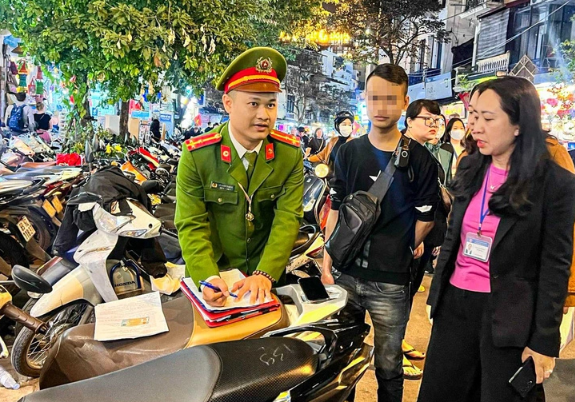 Ha Noi: Xu phat 29 bai trong xe vi pham quanh ho Guom