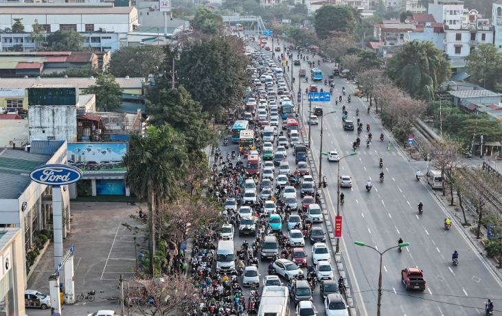 O to un keo dai tren cao toc Phap Van - Cau Gie sau nghi Tet Duong lich-Hinh-2