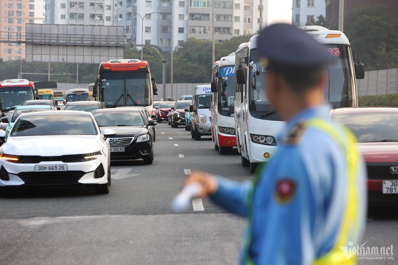 O to un keo dai tren cao toc Phap Van - Cau Gie sau nghi Tet Duong lich-Hinh-6