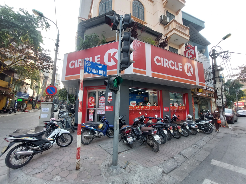 Ha Noi: Vao mua hang tai Circle K, co gai bi mat xe may