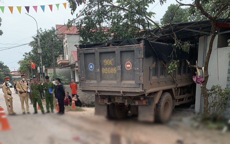 Bac Giang: Nguyen nhan xe tai lao vao quan cat toc, 4 nguoi thuong vong