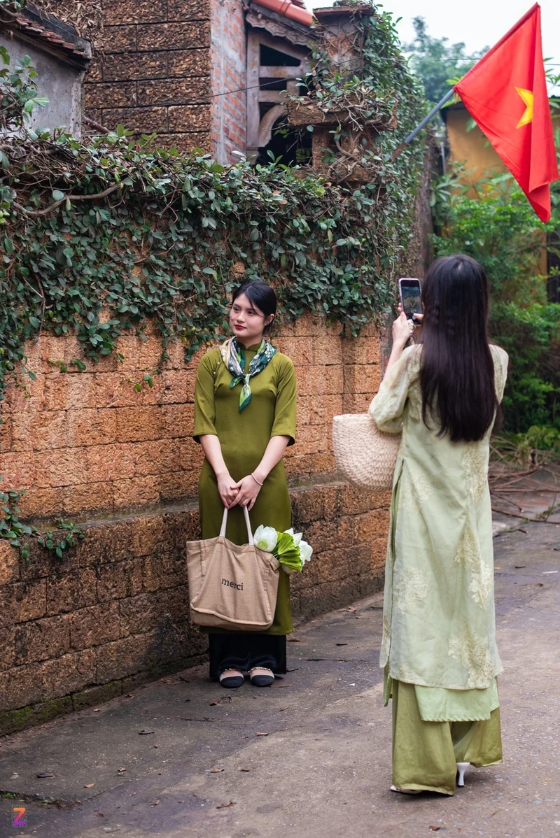 Tap nap check-in ao dai Tet o lang co Duong Lam-Hinh-6