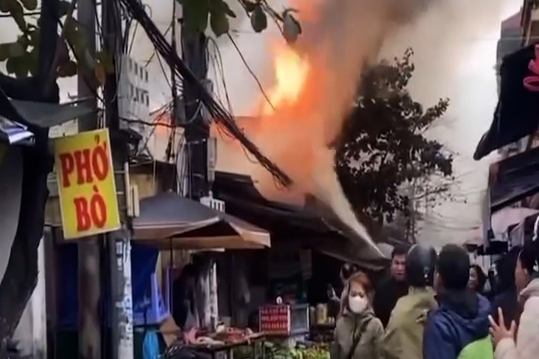 Canh sat pha tuong, phun voi rong chua chay ngoi nha o Ha Noi