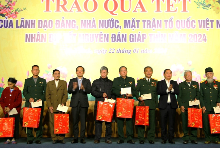 Pho Thu tuong Tran Luu Quang tang qua Tet cho ho ngheo o Hoa Binh